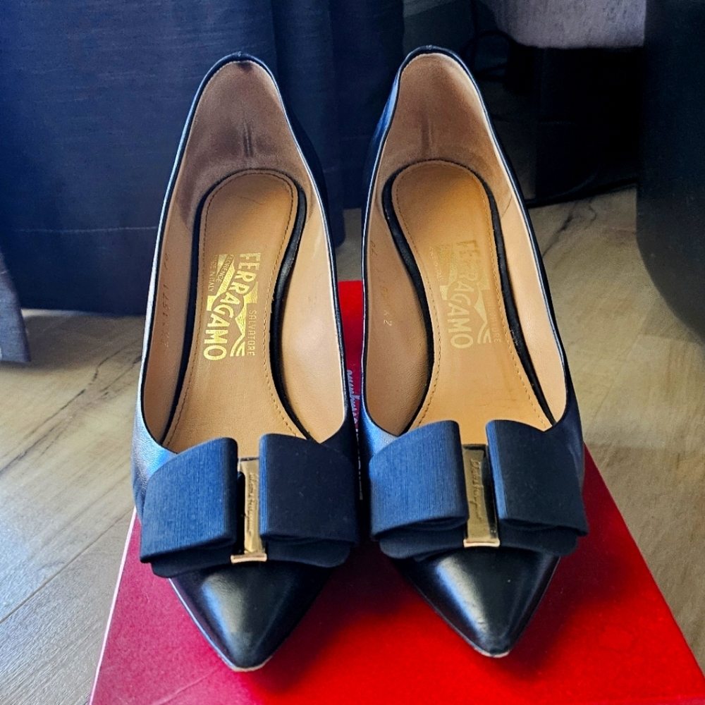 Salvatore Ferragamo Black Leather Pumps size 8 B